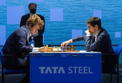 Primeros momentos de la partida de hoy entre Carlsen y Giri