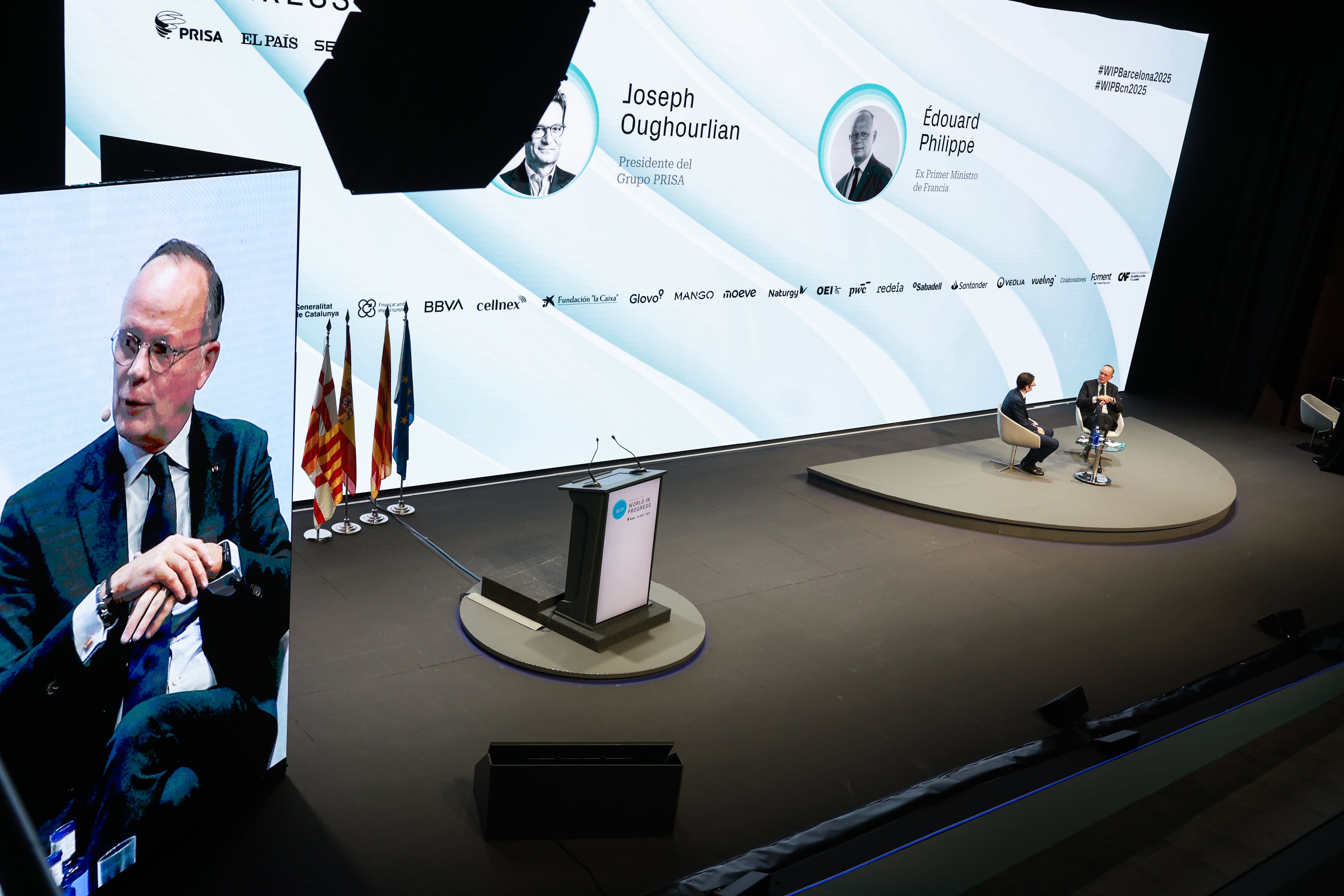 El presidente de PRISA, Joseph Oughourlian, y Edouard Philippe, ex primer ministro francés.
