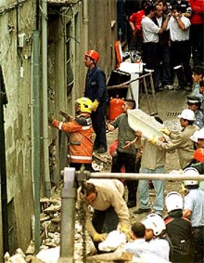 Los equipos de rescate trabajan en el edificio siniestrado.