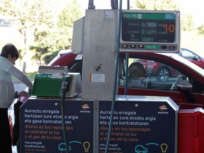 Una conductora reposta en una gasolinera de Getxo (Bizkaia), el pasado octubre.