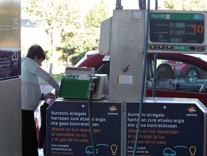 Una mujer reposta en una gasolinera de Getxo (Bizkaia), este lunes.