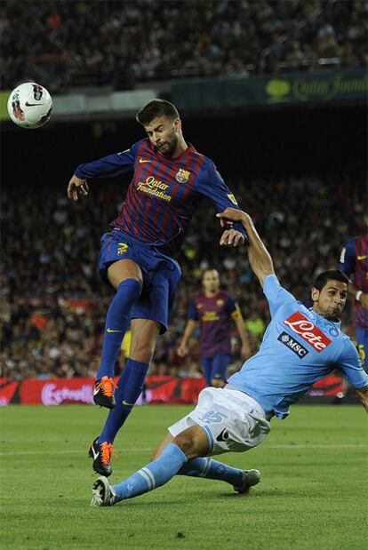 Piqué despeja el balón ante un rival del Nápoles durante el trofeo Joan Gamper.