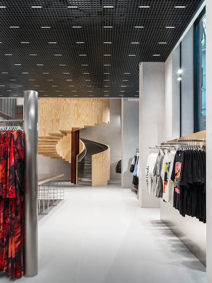 Escalera en el interior de la nueva tienda Bershka en Milán