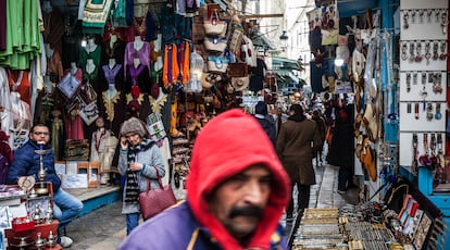 Puestos comerciales en el centro de Túnez, el 17 de febrero.