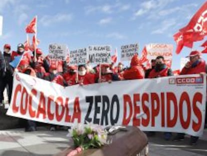 Trabajadores de Coca-Cola, en una protesta frente a la sede de la empresa en Madrid. efe