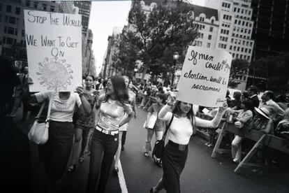 Winogrand fue testigo de las reivindicaciones de una era crucial para el feminismo, en la imagen, una marcha en favor del aborto.