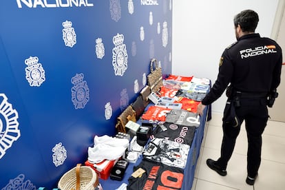 Camisetas deportivas falsificadas expuestas en dependencias policiales de Madrid. 