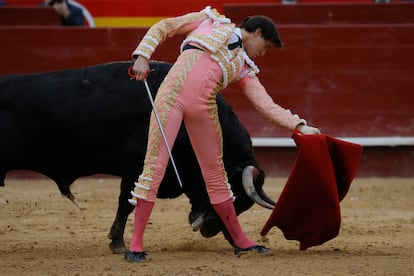 Roca Rey en un momento de su faena al tercero.