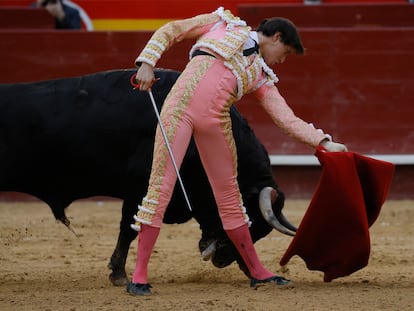 Roca Rey en un momento de su faena al tercero.