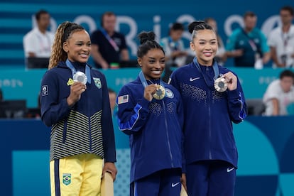 La brasileña Andrade (plata), a la izquierda, junto a las estadounidenes Biles (oro) y a Sunisa Lee (bronce) en el podio tras la final del concurso completo de gimnasia artística en el Bercy Arena de París, el día 1.