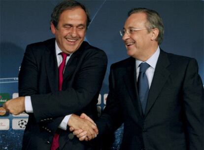 Michel Platini y Florentino Pérez, ayer en el Bernabéu.