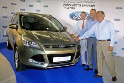 El president de la Generalitat, Alberto Fabra (c), el presidente ejecutivo de Ford, Alan Mulally (i), y el de Ford España, José Manuel Machado, posan ante una unidad del Ford Kuga esta mañana antes de la reunión que han mantenido en Valencia.