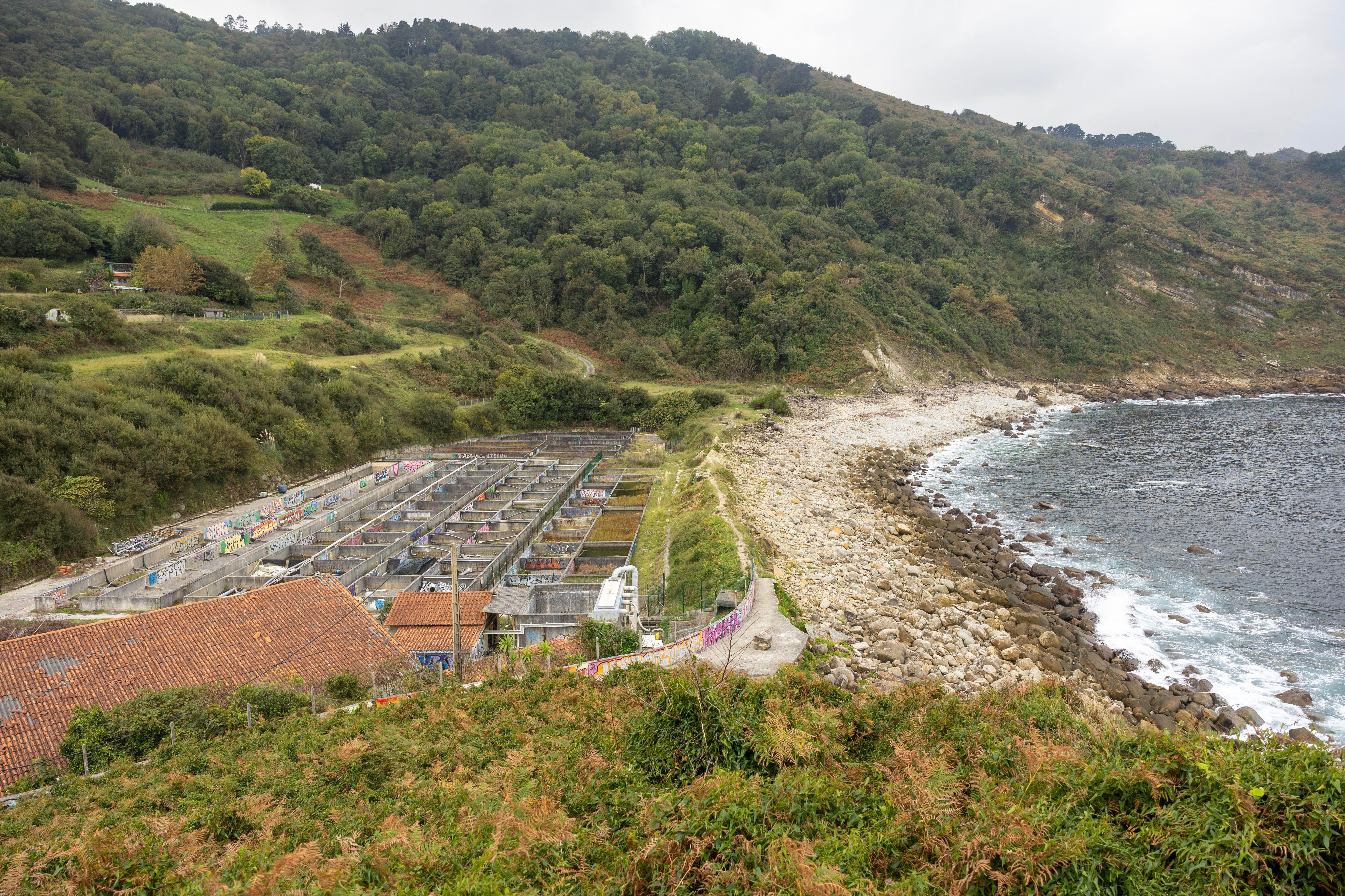 Vista de la playa de Igeldo (San Sebastián) en la que se construyó en 1989 la antigua piscifactoría para el engorde de rodaballos.