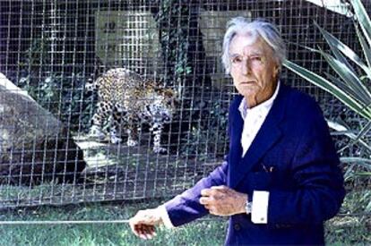Jorge de Pallejá, en el zoo, junto a un jaguar.
