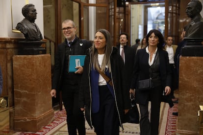 La portavoz parlamentaria de Junts per Catalunya, Míriam Nogueras (centro), este martes, a su llegada al Congreso. 
