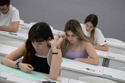 Varios jóvenes durante la prueba de Selectividad, el 14 de junio en Sevilla.