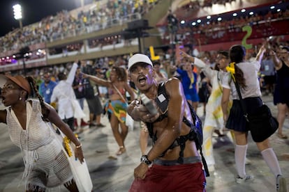 Performance da escola retratando violência no Rio.