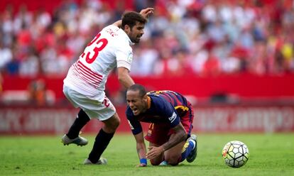 Neymar cae ante el sevillista Coke.