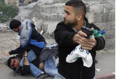 Policías israelíes detienen a un palestino el pasado mes de marzo en Jerusalén.