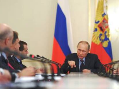 El presidente ruso, Vlad&iacute;mir Putin (c) durante una reuni&oacute;n de su gabinete, este mi&eacute;rcoles.