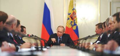 El presidente ruso, Vlad&iacute;mir Putin (c) durante una reuni&oacute;n de su gabinete, este mi&eacute;rcoles.