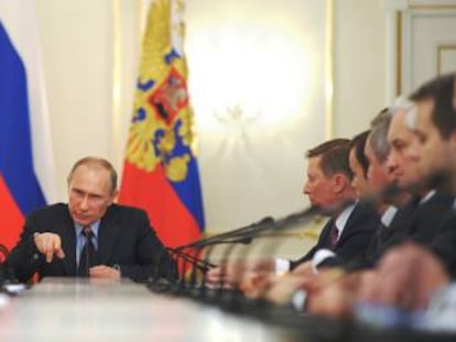 El presidente ruso, Vladímir Putin (c) durante una reunión de su gabinete, este miércoles.