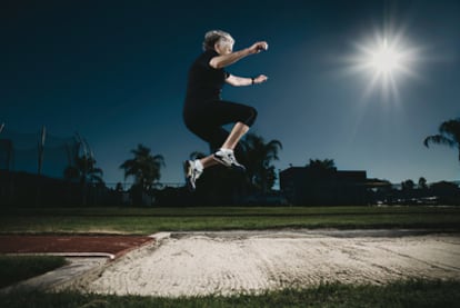 Olga Kotelko practicando el salto de longitud. Su récord está en 1'76 metros.