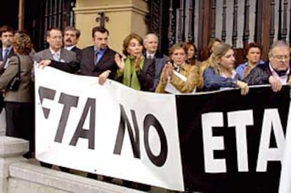 Concentración ante el Ayuntamiento de Getxo en protesta por el asesinato de José María Lidón.