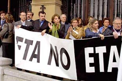 Concentración ante el Ayuntamiento de Getxo en protesta por el asesinato de José María Lidón.