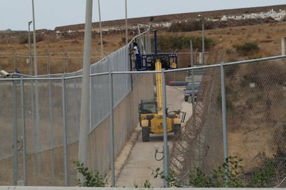 En 2005 se llevaron a cabo trabajos para elevar a seis metros la altura del tramo de la valla perimetral de la frontera de Melilla que va desde el puesto fronterizo de Beni Enzar hasta el paraje conocido como Villa Los Abuelos, para tratar de evitar los asaltos masivos de inmigrantes desde territorio marroquí. Hasta ese momento la alambrada medía tres metros.