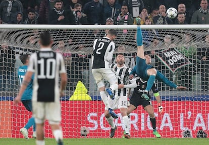 Cristiano Ronaldo marca de chilena frente a la Juve en la ida de los cuartos de final de Champions y la prensa italiana se rinde ante el luso.