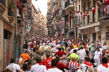 Hundreds of runners on Estafeta Street, this Sunday during the last running of the bulls of San Fermín.