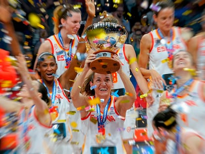 Laia Palau alza el trofeo del Eurobasket de 2019 como capitana de la selección española. FEB