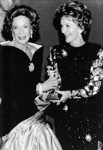 Brooke Astor y la primera dama Nancy Reagan en 1988.