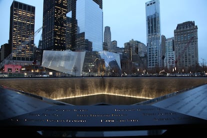 El estudio noruego Snohetta diseñó el pabellón de entrada al museo dedicado a la memoria de las víctimas de los atentados terroristas del 11 de septiembre de 2001 en Nueva York. Los arquitectos se plantearon crear un “espacio de transición” entre el exterior y las zonas de exposición subterráneas. “Con su forma baja, horizontal, y su geometría, que eleva el pabellón, actúa como un puente entre dos mundos, entre el monumento conmemorativo y el museo, la planta de arriba y la de abajo, la luz y la oscuridad, entre las experiencias individuales y las colectivas”, explican en su memoria. En medio de la entrada, las dos primeras piezas del museo trasladan a los visitantes al 11/9: dos columnas estructurales rescatadas de entre los escombros de las Torres Gemelas. Se inauguró en mayo de 2014.