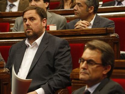 Oriol Junqueras (ERC) y Artur Mas (CiU) en el Parlament.