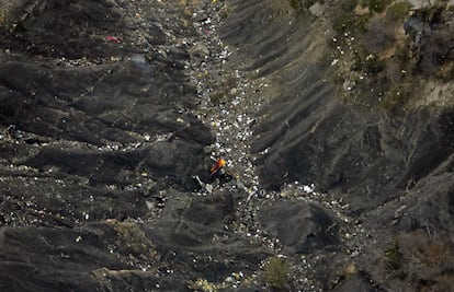 Vista aérea de los restos en el lugar donde se ha estrellado el A320 operado por Germanwings con 148 personas a bordo cuando viajaba de Barcelona (España) a Düsseldorf en la zona conocida como Seyne, en los Alpes.