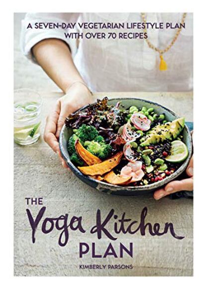 'Yoga Kitchen' (Cinco Tintas, 26,95 euros), de Kimberly Parsons, presenta un nuevo estilo de vida: un plan semanal en el que combinar asanas, meditación, respiración y alimentación para alcanzar un mayor estado de serenidad y bienestar. Este plan semanal, basado en los chacras, se acompaña con más de 70 recetas vegetarianas que permiten diversificar los desayunos, las comidas y las cenas en cada una de las semanas. El objetivo es cultivar nuevos hábitos para interiorizar la práctica del yoga y aumentar el nivel de disciplina. 