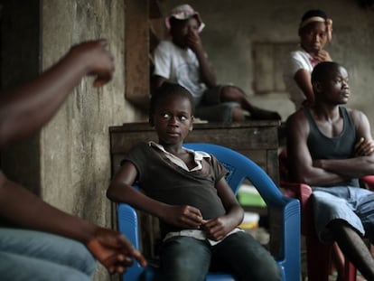 Órfão se recupera em um centro em Libéria.