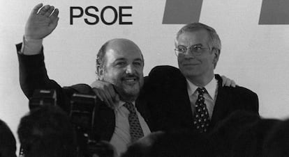 Jos&eacute; Borrell, a la derecha, abrazando a Joaqu&iacute;n Almunia tras la proclamaci&oacute;n de los resultados de las elecciones primarias en el PSOE que dieron la victoria al primero.  