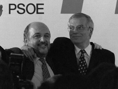 Jos&eacute; Borrell, a la derecha, abrazando a Joaqu&iacute;n Almunia tras la proclamaci&oacute;n de los resultados de las elecciones primarias en el PSOE que dieron la victoria al primero.  