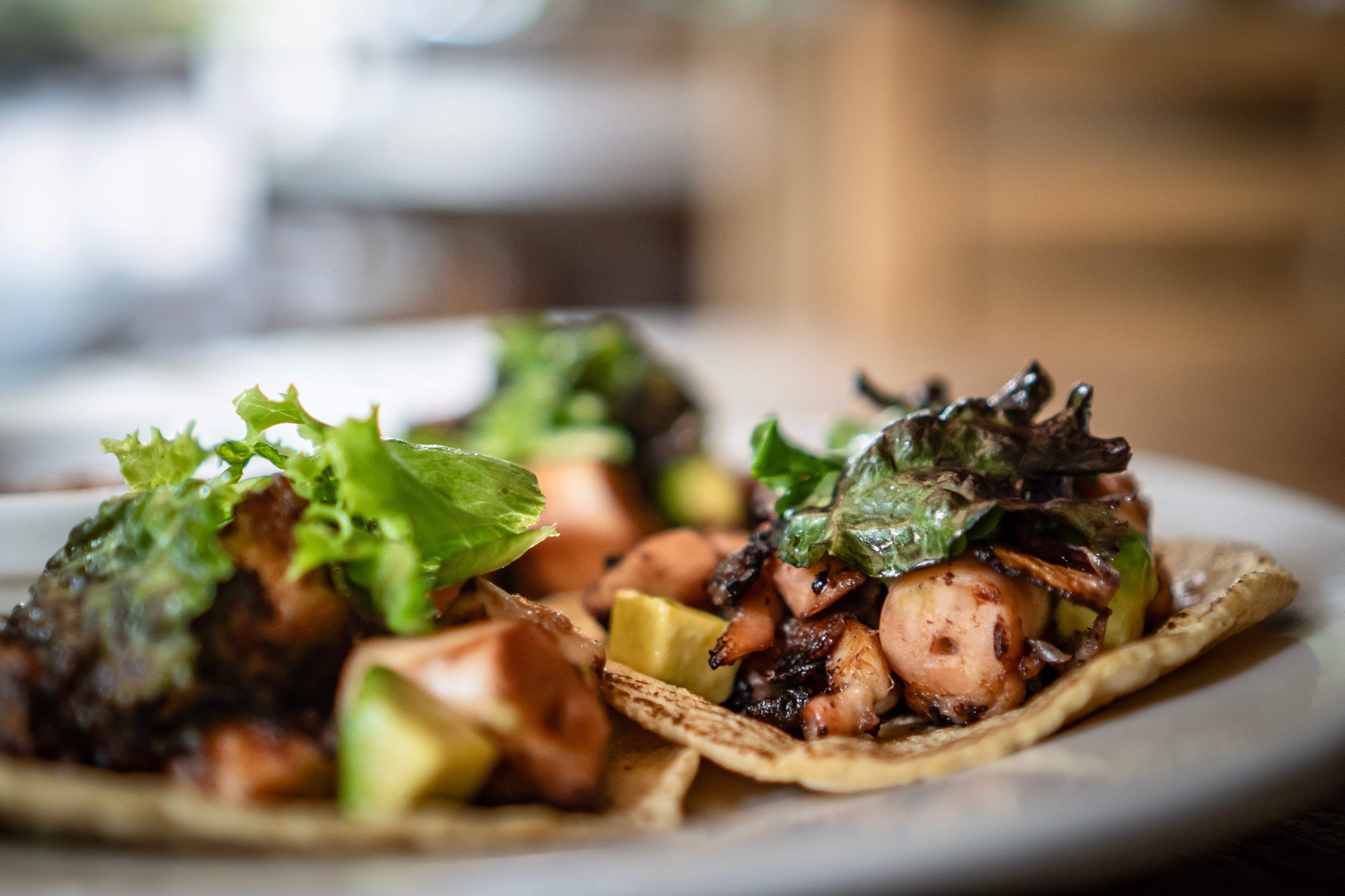 Tacos de tostada de atún del restaurante Contramar, en Ciudad de México.