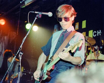 Nacho García Vega a la guitarra, durante un concierto de mayo de 1982 en la sala Rock-Ola de Madrid.