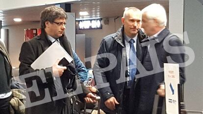 Puigdemont, en el aeropuerto de Charleroi, cerca de Bruselas.