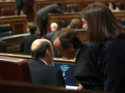 Rubalcaba y Alonso conversan en el escaño del líder del PSOE, en presencia de la portavoz socialista. Las negociaciones con el resto de grupos no han fructificado.