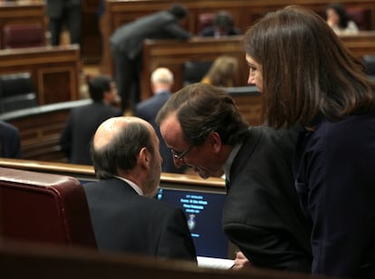 Rubalcaba y Alonso conversan en el escaño del líder del PSOE, en presencia de la portavoz socialista. Las negociaciones con el resto de grupos no han fructificado.