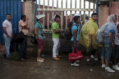 La gente espera en línea en la frontera de Peñas Blancas a Cruz de Nicaragua en Costa Rica.