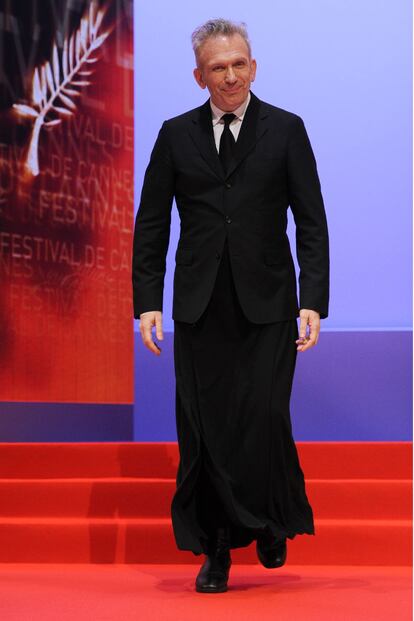 Jean Paul Gaultier, uno de los miembros del jurado, con un original traje con falda larga.