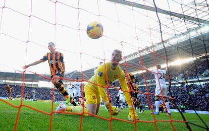 El portero del Manchester United se queda mirando al baln tras marcar James Chester del Hull City durante el partido de la Premier League que les enfrent en Hull, Inglaterra.