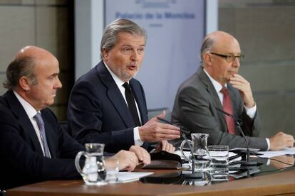 El portavoz del Gobierno, M&eacute;ndez de Vigo, entre los ministros De Guindos y Montoro.